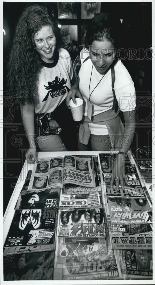 1995 Press Photo Stacey Witt and Lynette Class at KISS convention. - Historic Images