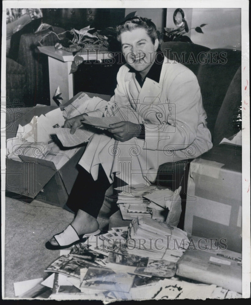 Press Photo Liberace opens Christmas cards - Historic Images