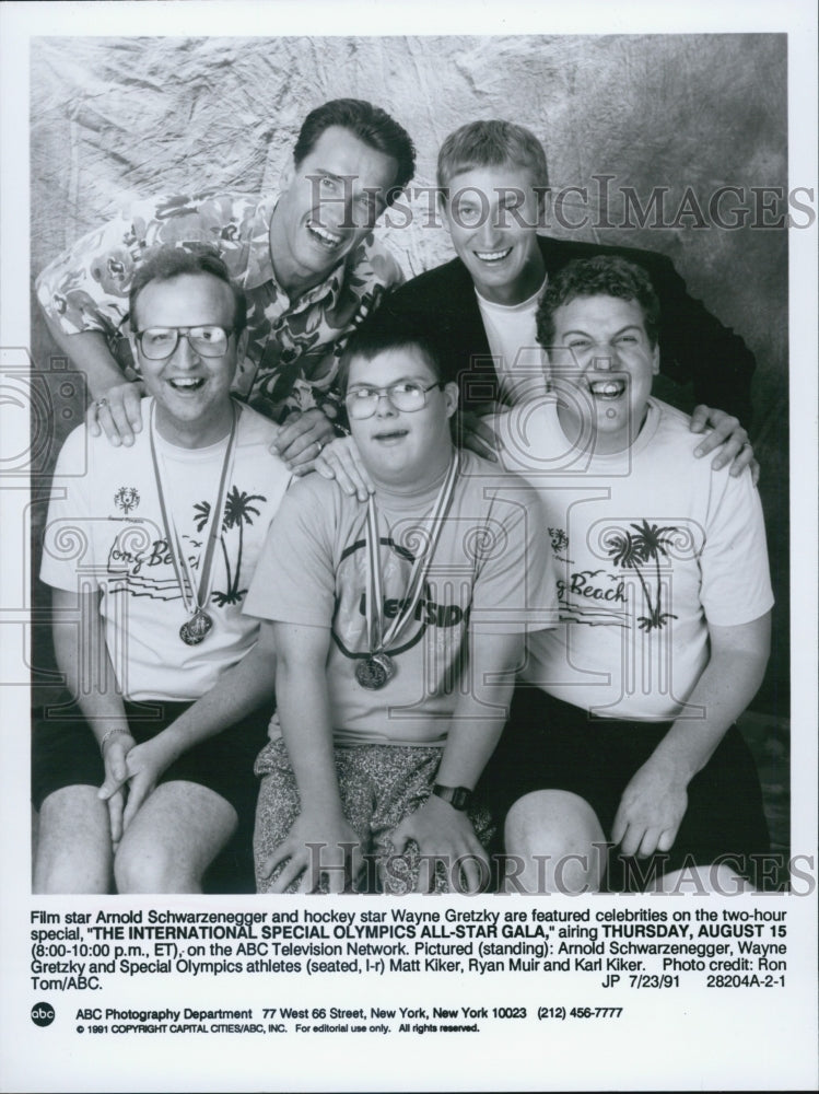 1991 Press Photo Arnold Schwarzenegger Actor Wayne Gretzky Hockey Player The - Historic Images