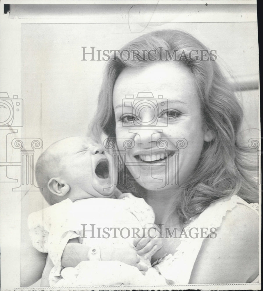 Press Photo Hayley Wills and son Crispian - Historic Images