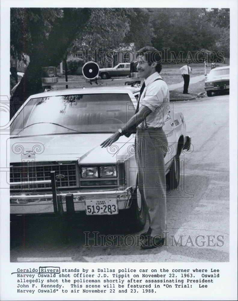 1988 Press Photo Geraldo Rivera Stands by Dallas Police car - Historic Images