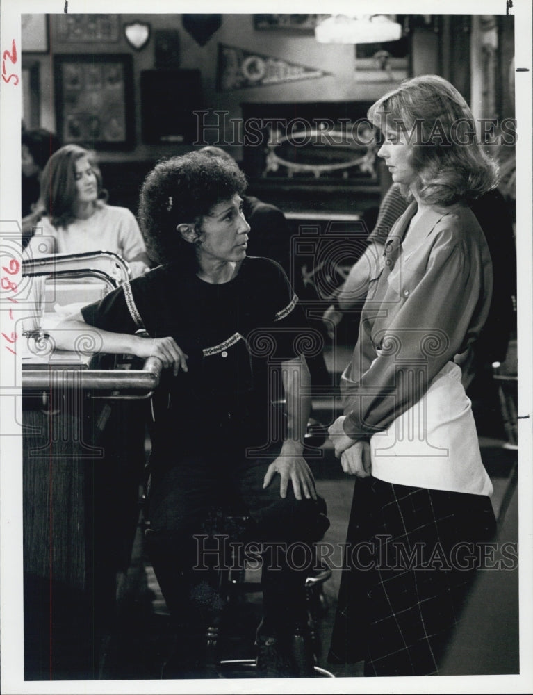 1984 Press Photo of Rhea Perlman &amp; Shelley Long of TV series &quot;Cheers&quot; - Historic Images