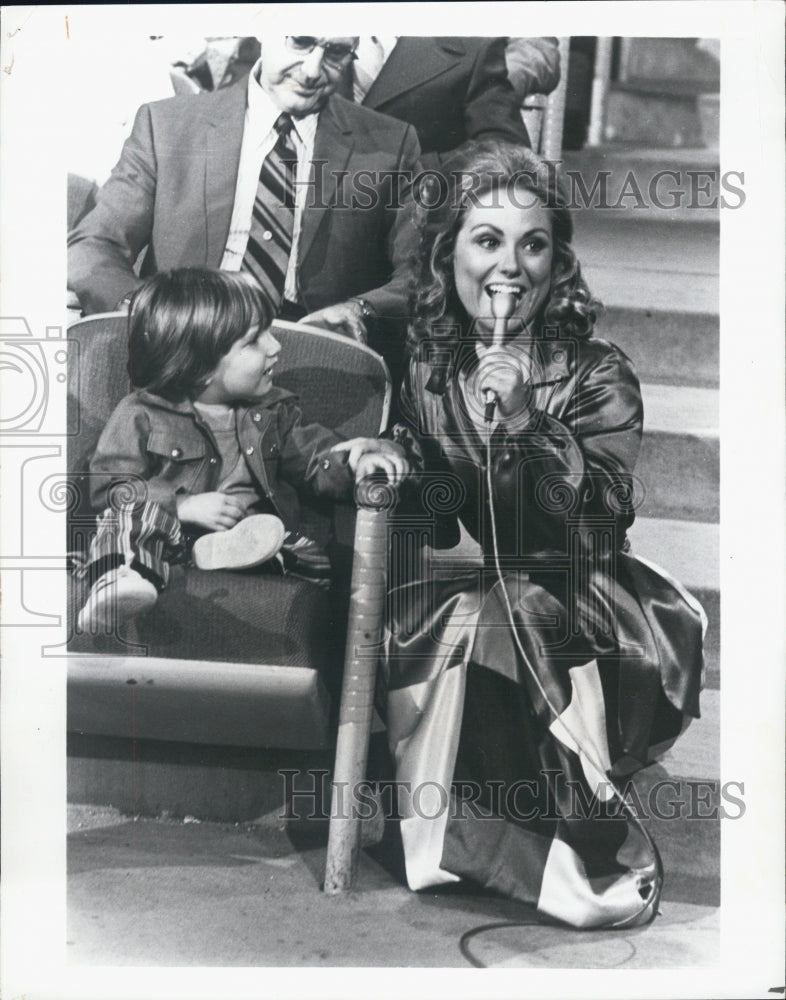 1973 Tonya Welk sings to her son, Lawrence Welk III. - Historic Images