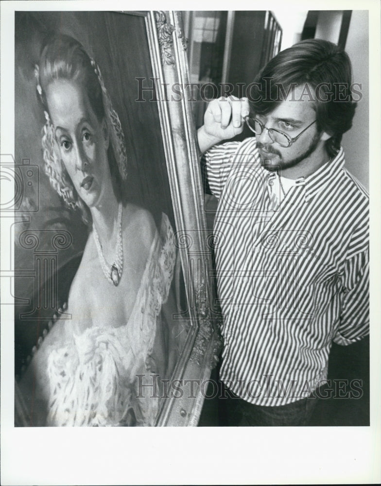 1990 Press Photo Greg Maslowe with portrait of Betty Davis. - Historic Images