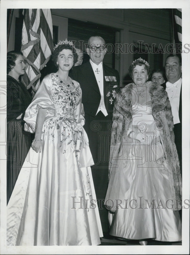 1953 Press Photo Mrs. William Randolph Hearst, King Paul and Queen Frederika. - Historic Images