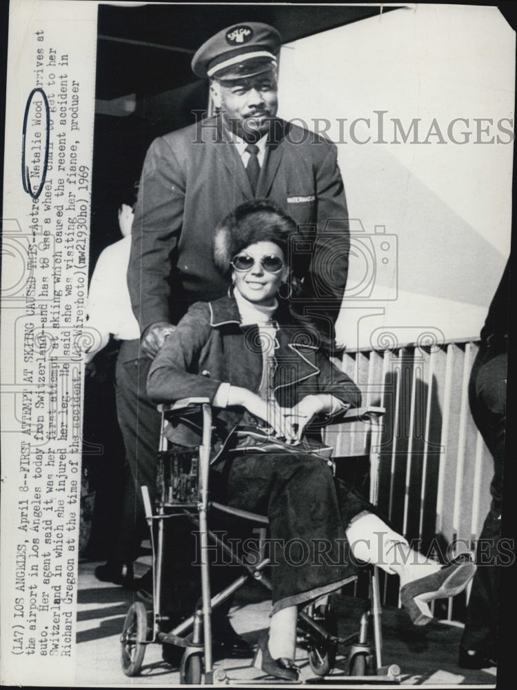 1969 Press Photo Natalie Wood with an injured foot, home from ski trip - Historic Images