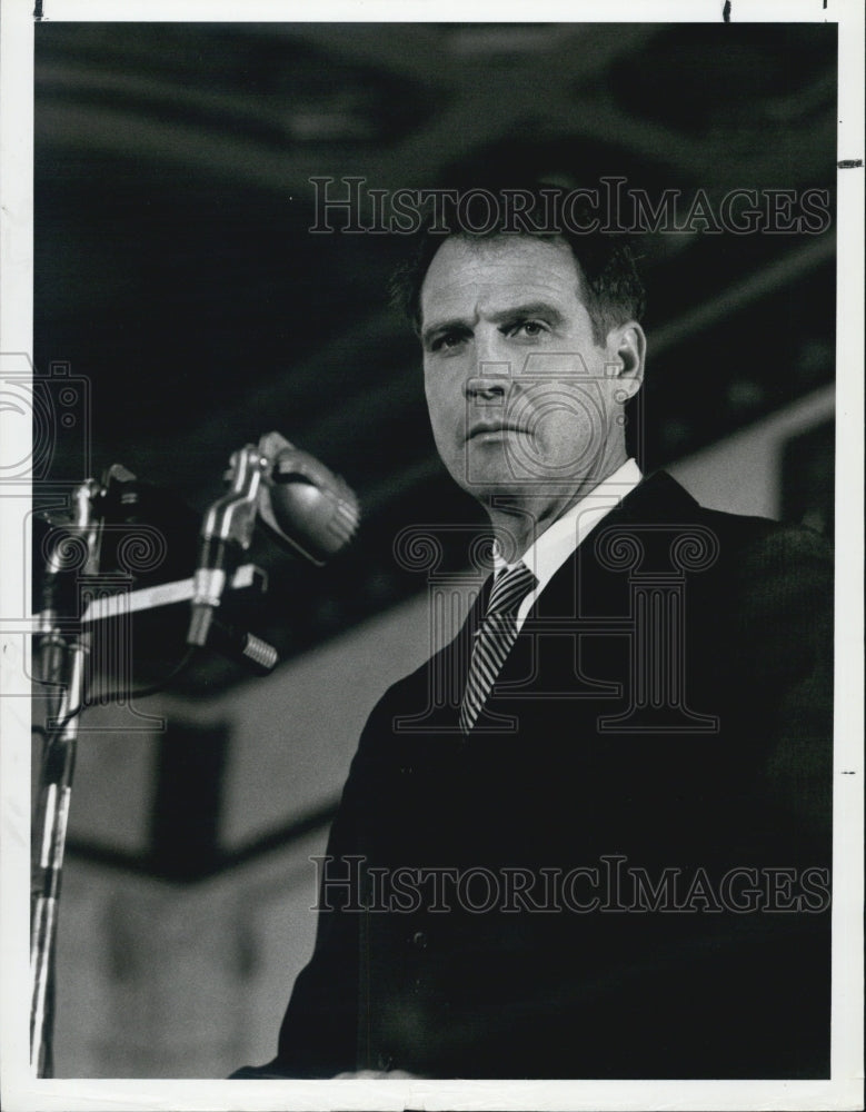 1976 Lee Majors in "The True Story of the U-2 Spy Incident" on NBC. - Historic Images