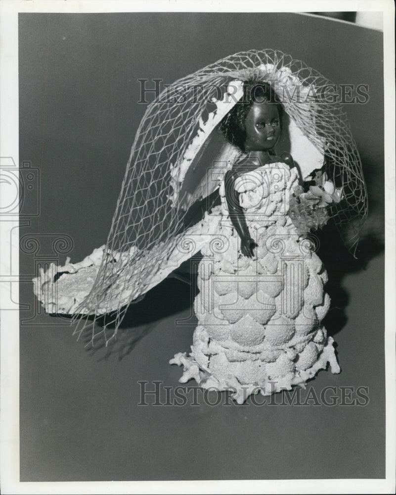 1979 Press Photo Shell Art Bride - Historic Images