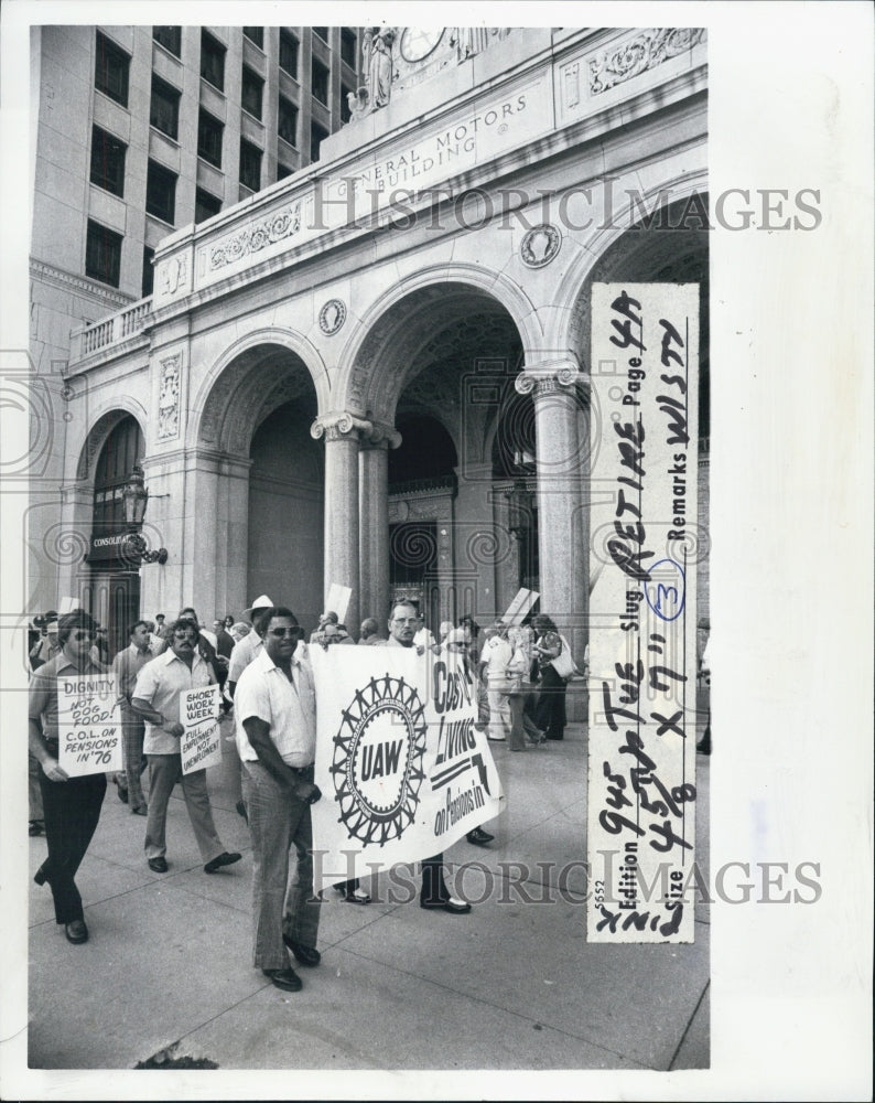 1976 Gm Union picketers - Historic Images