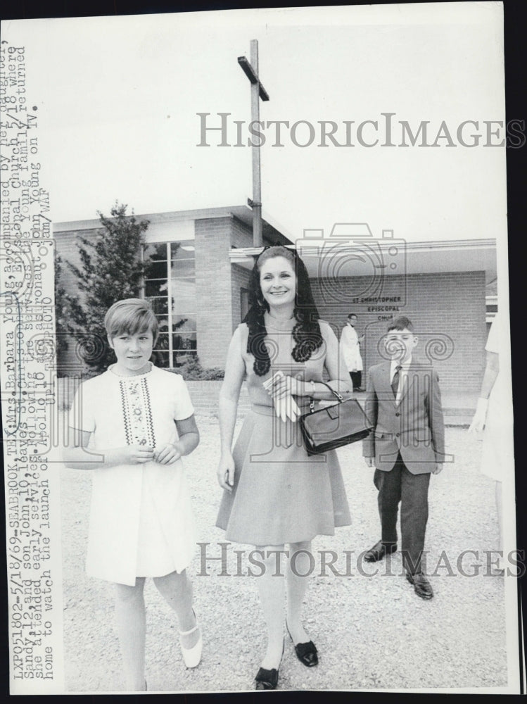 1969 of Gemini 10 John W. Young&#39;s wife and kids at church in TX - Historic Images