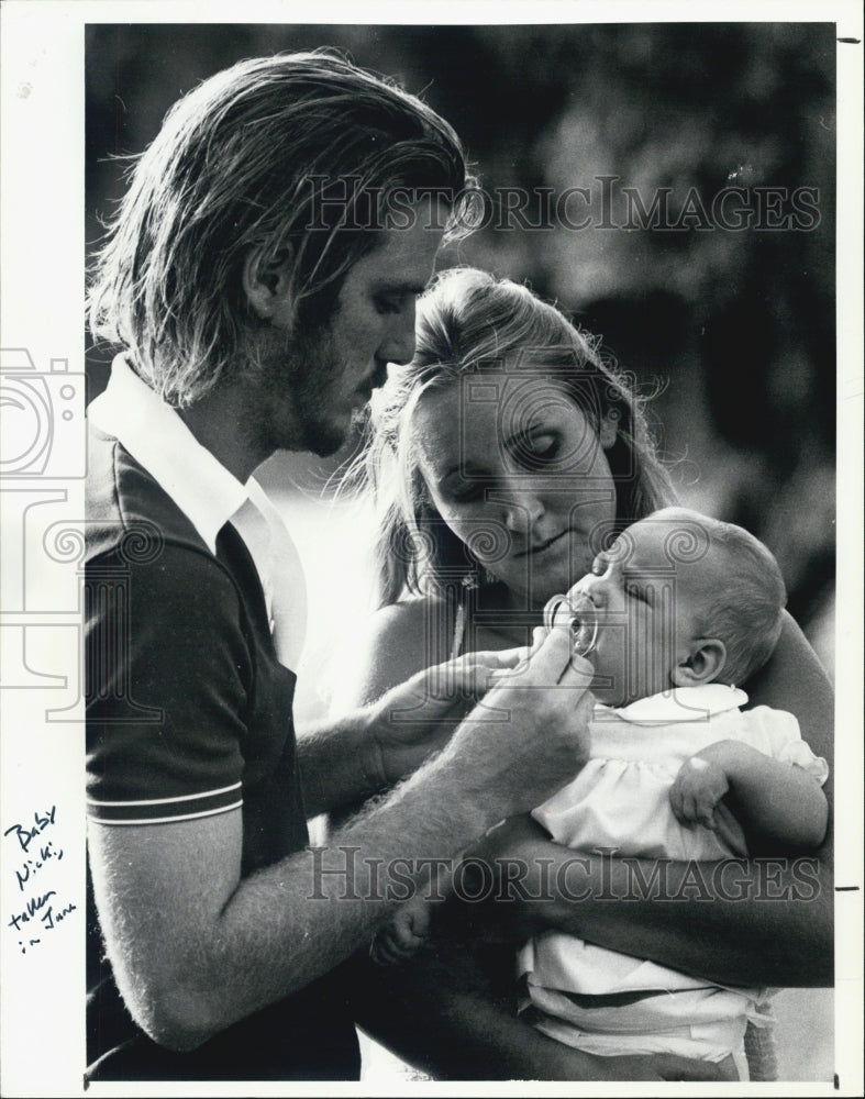 1980 Press Photo Cyndi Helmholtz hold daughter Nicole who survived Reye&#39;s - Historic Images