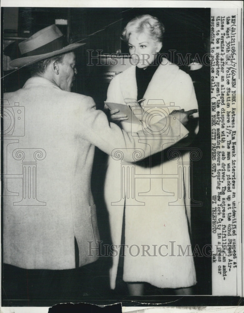 1960 Kim Novak interviews an unidentified suspect - Historic Images