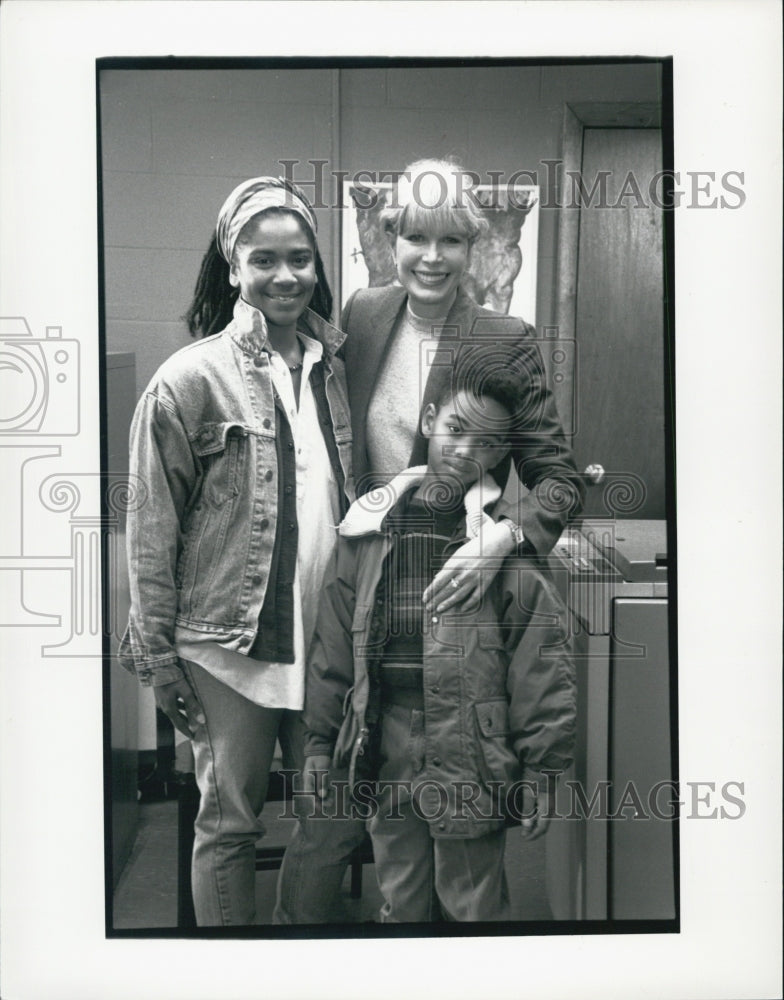 1990 Press Photo Nefertiti Burton Loretta Swit and Ernest Edwards in - Historic Images