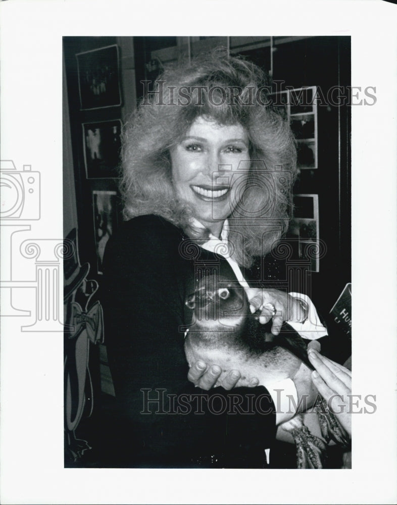 1995 Press Photo Actress Loretta Swit Holds Animal At Humane Society Benefit - Historic Images