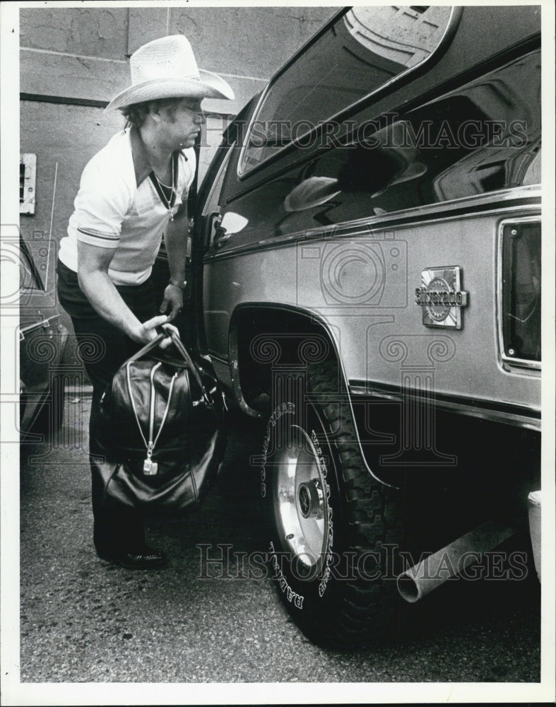 1981 Press Photo John Wockenfuss Detroit Tigers Player Loads Truck For Trip - Historic Images