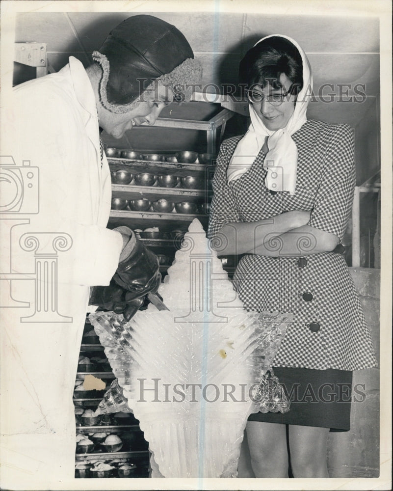 Press Photo Couple Admire The Artistry Of Ice Sculpting - Historic Images