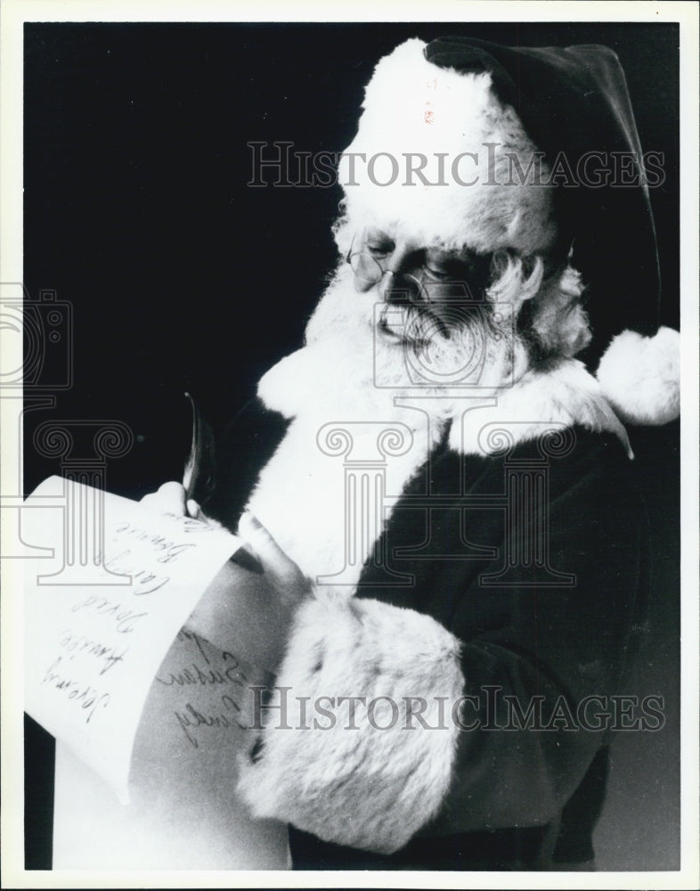 1985 Press Photo Santa Claus Checks His List Twice Before Christmas Day - Historic Images