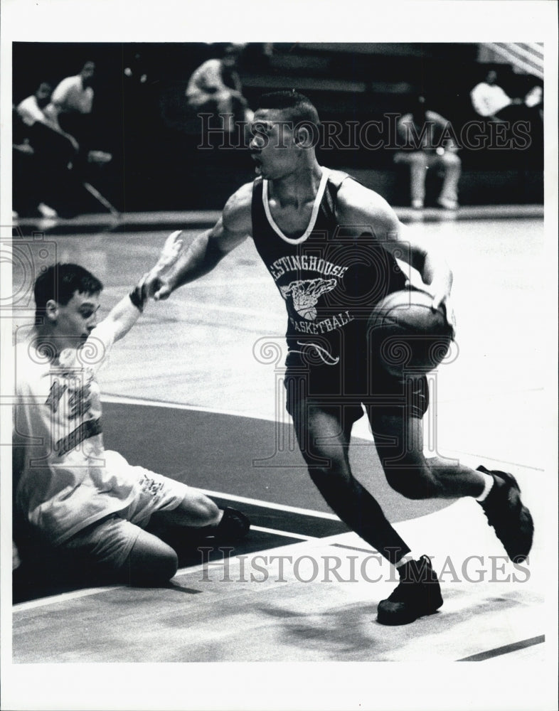 1992 Press Photo Basketball Kiwane Garris of Westinghouse around Tony Pacetti - Historic Images