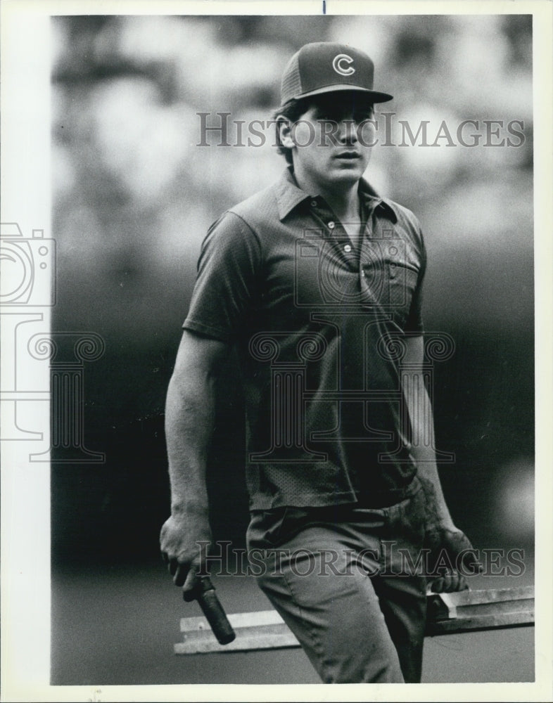 1986 Press Photo Roger Baird-Cubs grounds keeper - Historic Images