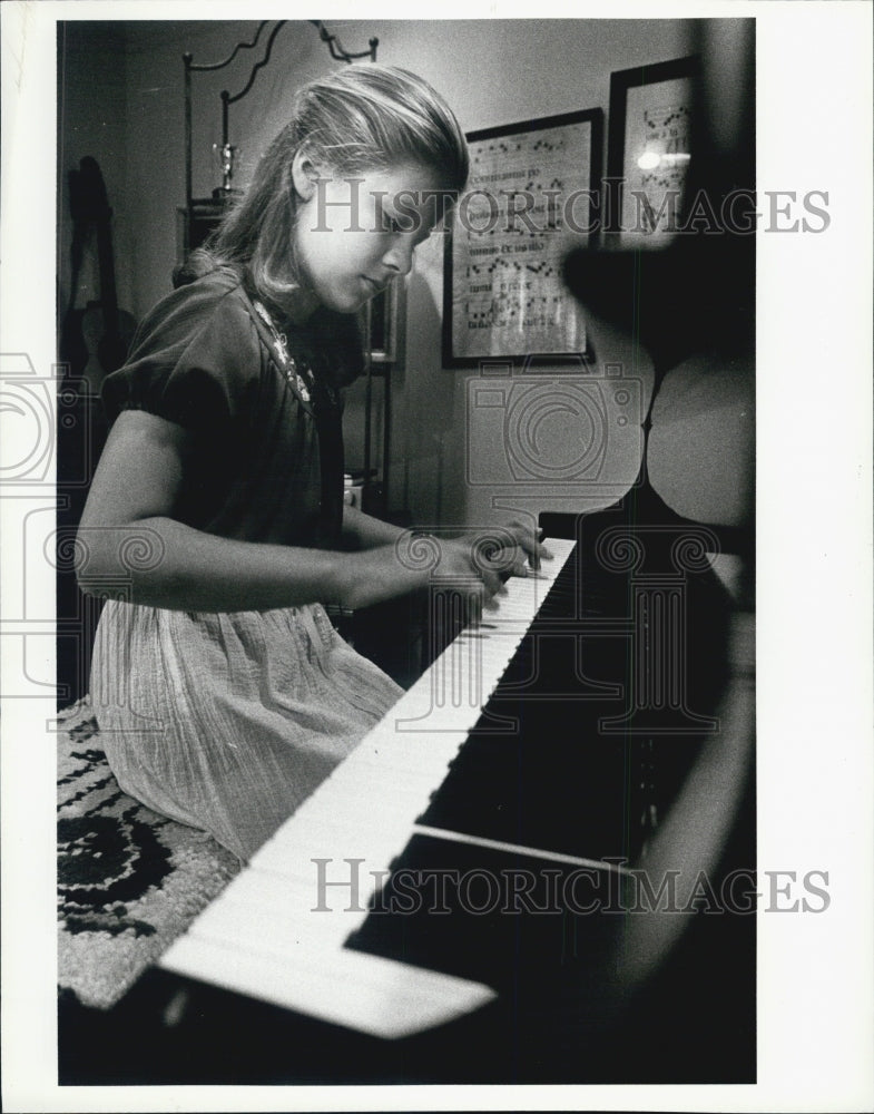 1981 Press Photo Kirsten Agresta with music - Historic Images