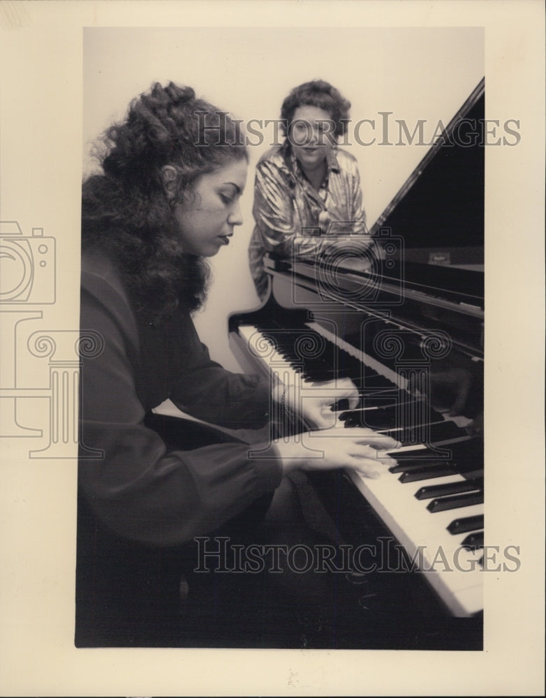 1993 Press Photo Melissa and Geraldine Miller at piano - Historic Images