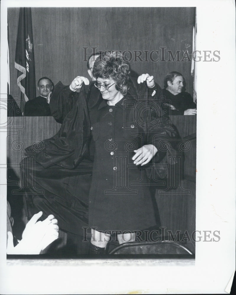 1974 Press Photo Swearing in of Judge Barsamian - Historic Images