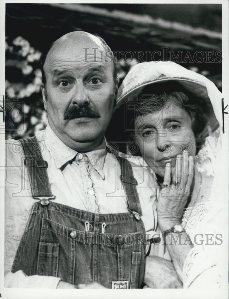 1981 Press Photo Actors Werner Klemperer Overalls Nancy Kulp Hat - Historic Images