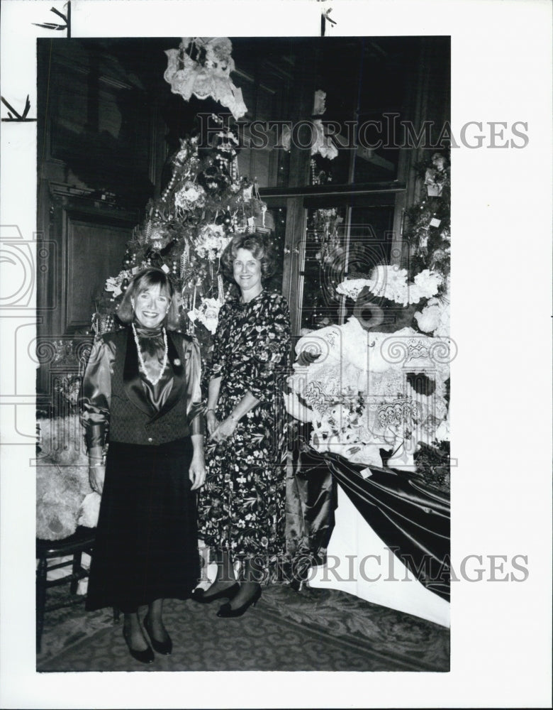 1990 Press Photo Ginger Knudson and Helen McKnight Welcome Crowd To Holiday Mart - Historic Images