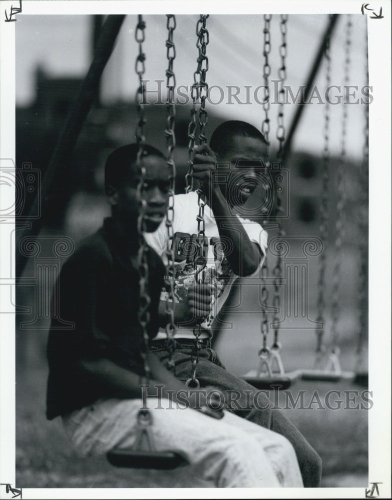 1990 Press Photo Marvin Anderson &amp; Deon Stamps at Douglass project swings - Historic Images