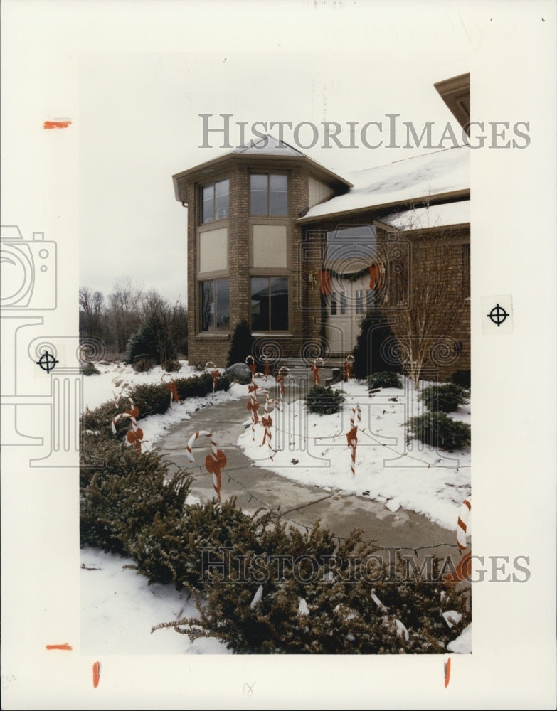 1991 Press Photo House Decorated for Christmas with Snow and Candy Canes - Historic Images