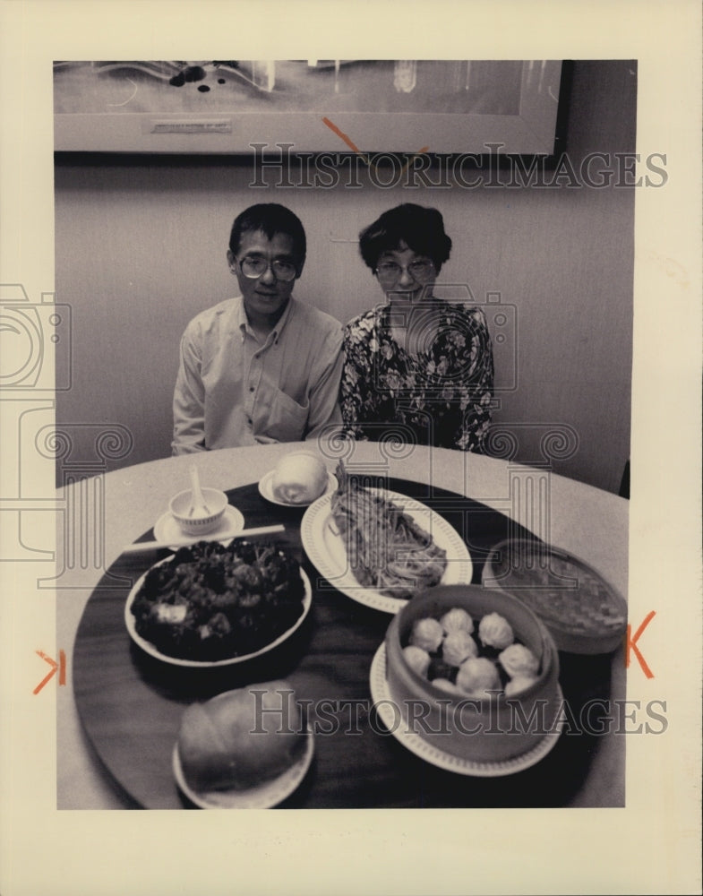 1994 Press Photo Shin Shin Restaurant Julia and Ming-Li hus with General Tao&#39;s - Historic Images