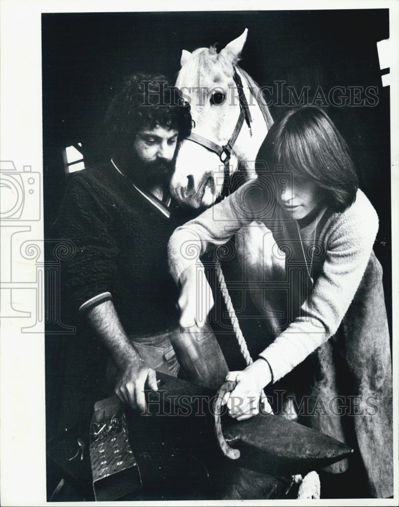 1980 Press Photo Ford Wallace &amp; Diane Verlaque Horseshoeing at Sugarbrush Ranch - Historic Images