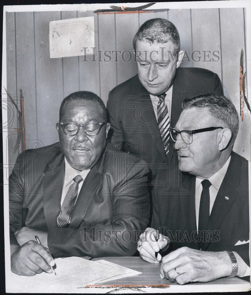 1967 Signing Shipping Contract MDTA - Historic Images