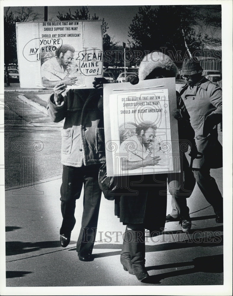 1984 Press Photo Protesters March Outside the Walsh Middle School - Historic Images