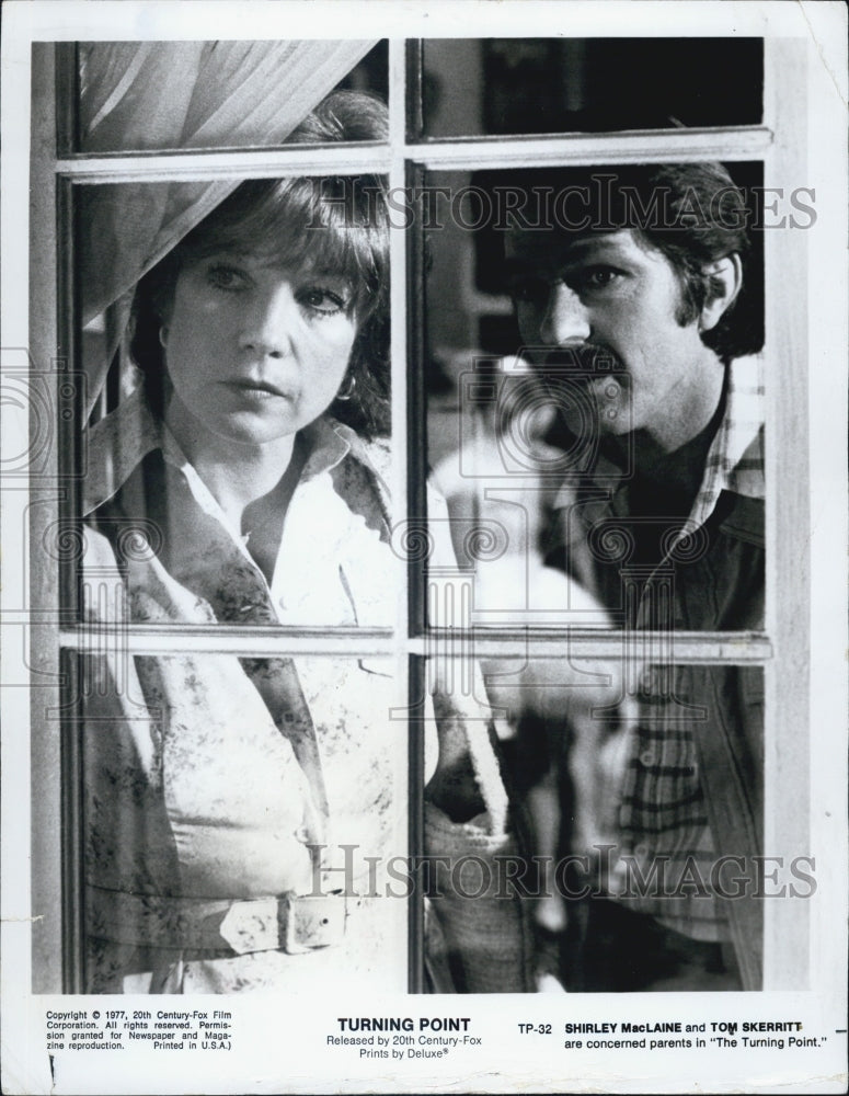 1977 Press Photo Actress Shirley MacLaine and Actor Tom Skerritt - Historic Images