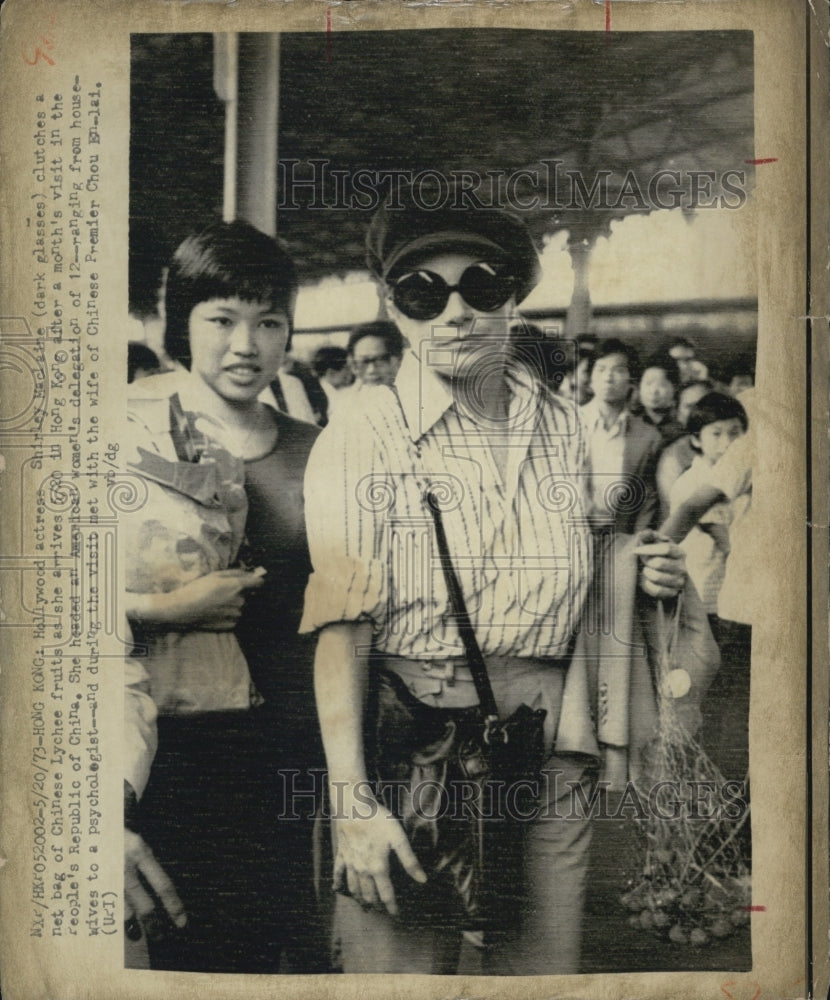 1973 Shirley MacLaine Hong Kong Glasses Net Fruit - Historic Images