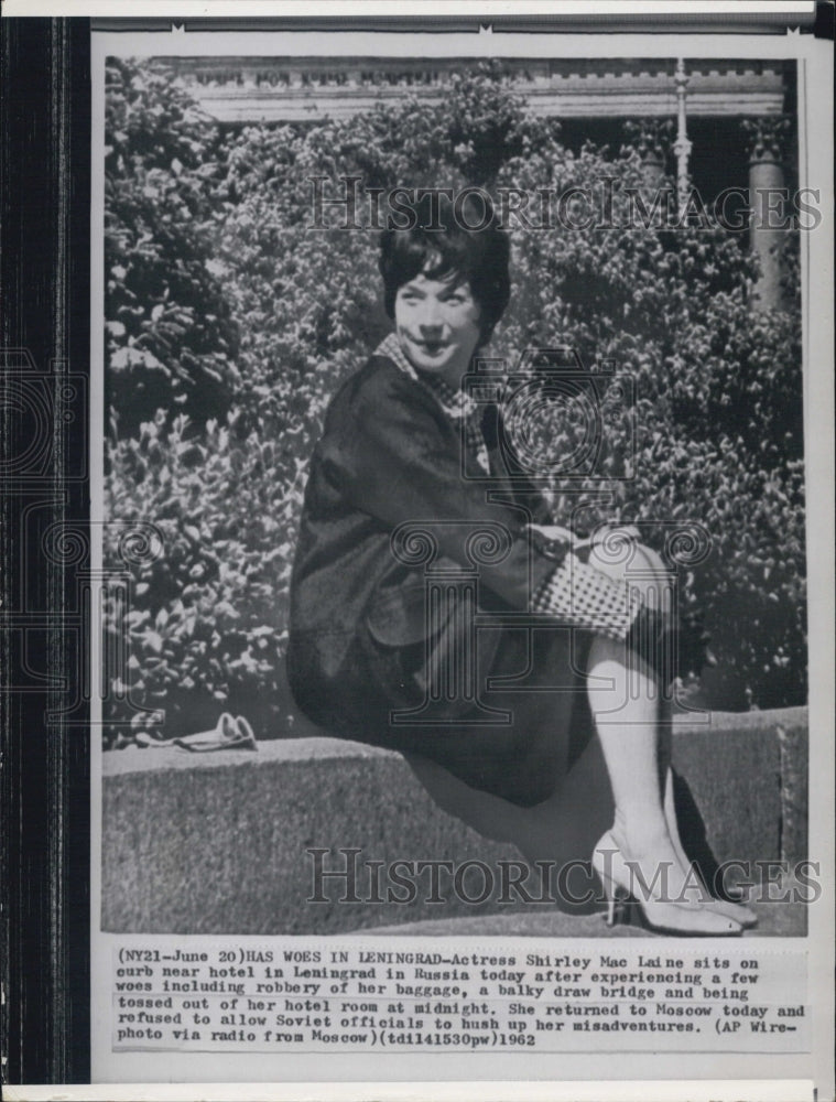 1962 Press Photo Shirley MacLaine Leningrad Curb - Historic Images