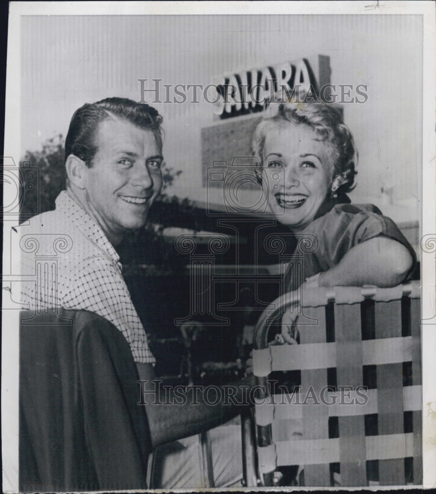 1953 Actress Jane Powell with Gene Nelson in Las Vegas after she - Historic Images