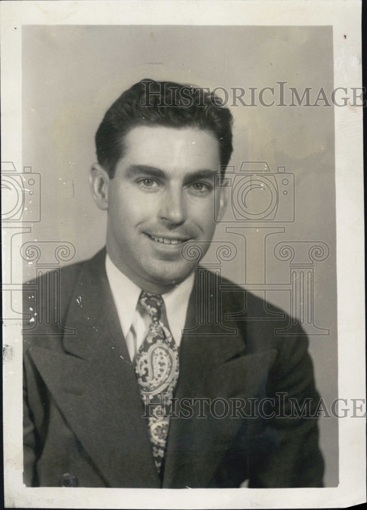 Press Photo Earl Flora dress in suit portrait - Historic Images