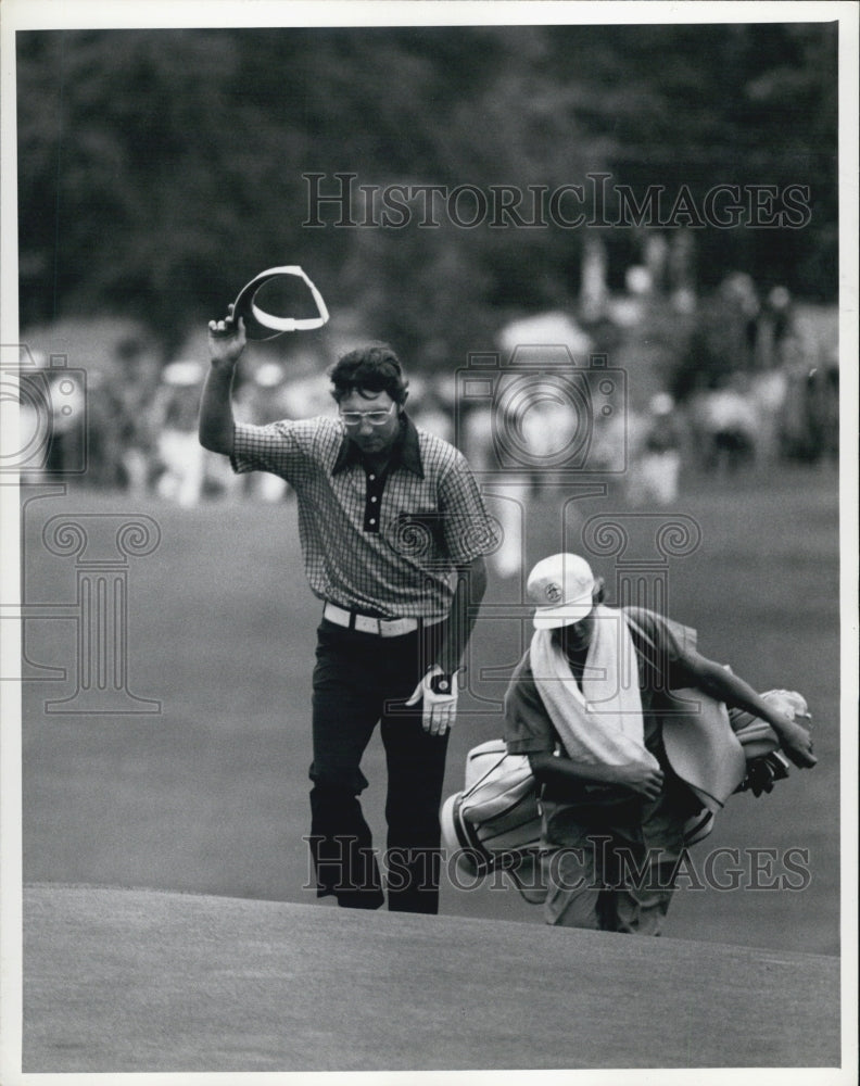 Press Photo Golfer Bruce Curtis Takes His Hat Off To Crowd - Historic Images