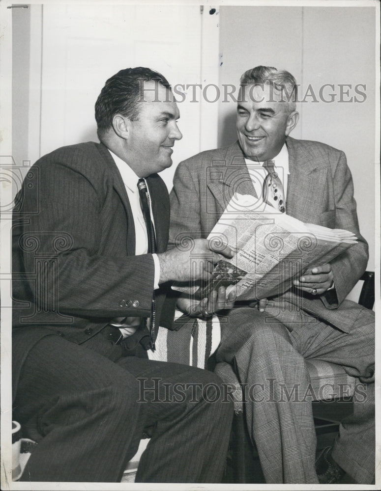 Press Photo Fred Walters Boston Red Sox baeball Eddie Doherty reporter - Historic Images