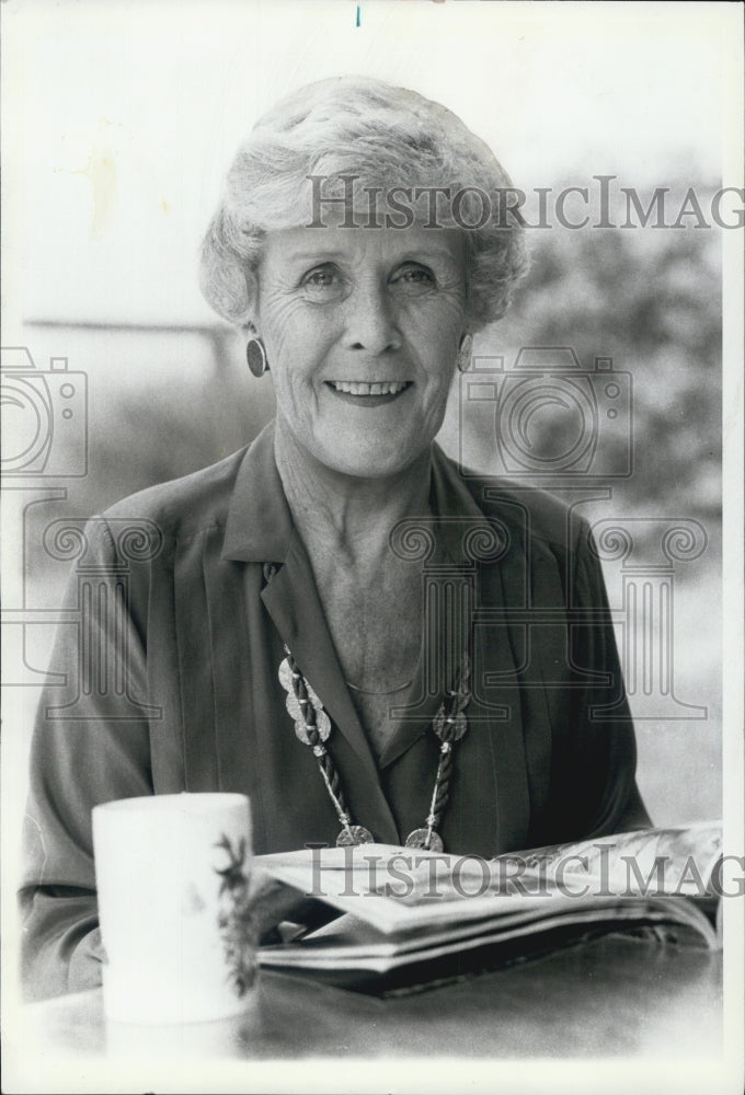 1982 Press Photo Mary Alpert surivor quadruple bypass surgery model tv - Historic Images