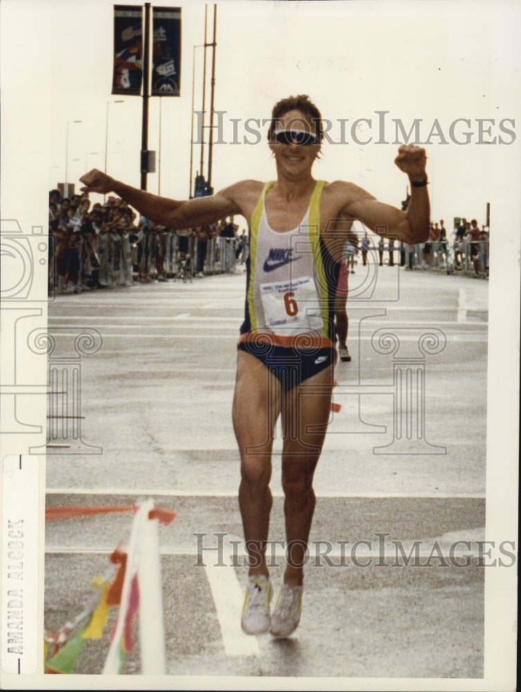 1999 Press Photo Chicago Sun Times Triathlon Mark Allen Runner Racer - Historic Images