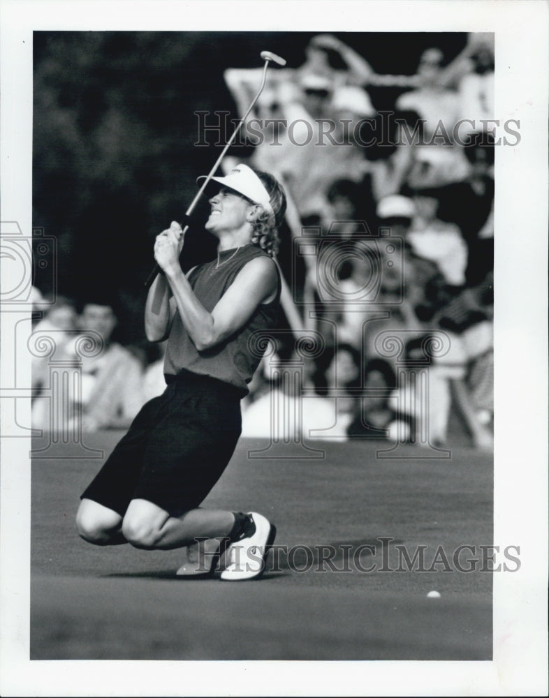 1991 Press Photo Kris Monaghan on her knees after missing putt on 18th hole - Historic Images