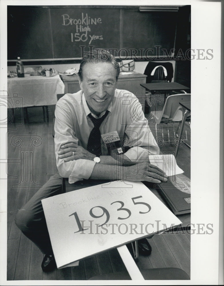 1992 Press Photo Mike Wallace Is Class OF 1935 In Brookline High Schools 150th - Historic Images