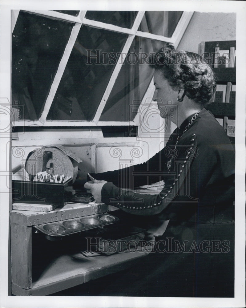 1952 Birdie Fausett Duke Bookkeeper helps sell tickets - Historic Images