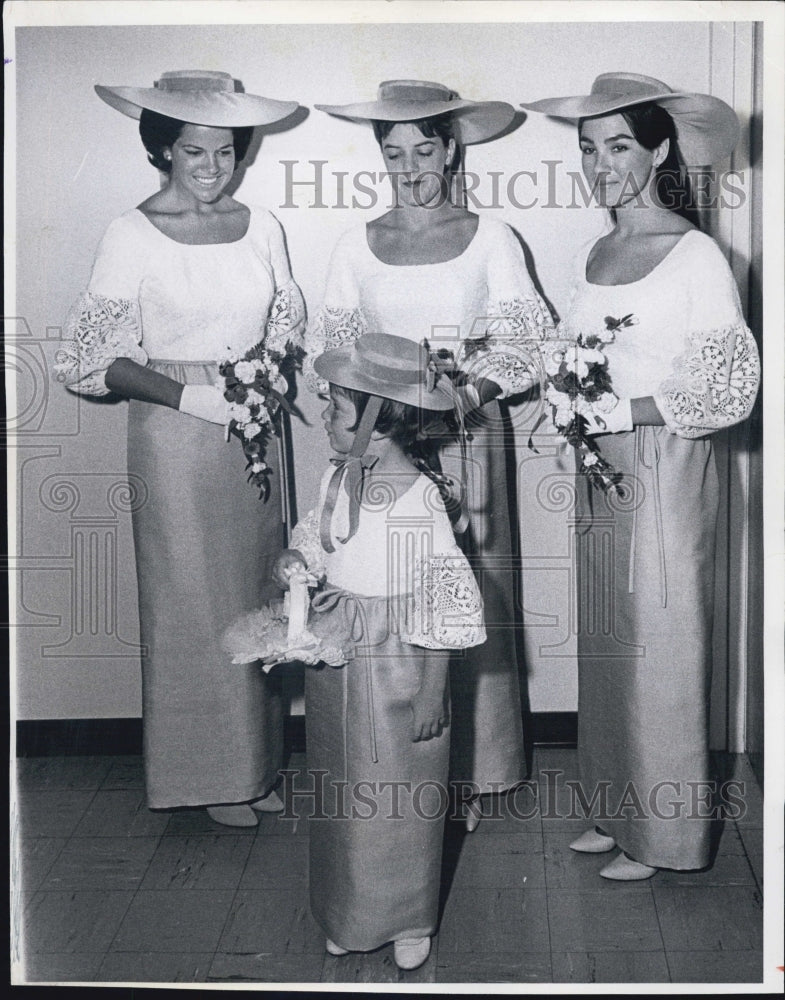 1986 Press Photo Bridesmaids Diana Sweet, Elizabeth Hughes, Mrs Gerald Hillyard - Historic Images