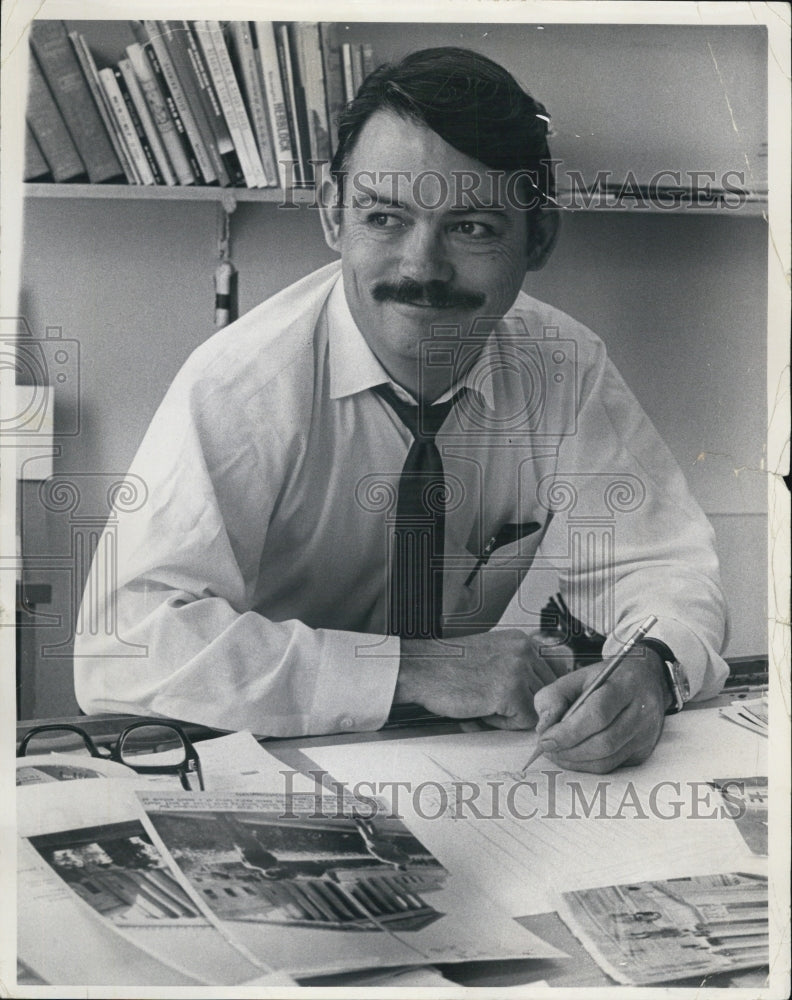 1969 Press Photo Pulitzer Winner Bill Mauldin At His Desk - RSG16769 - Historic Images