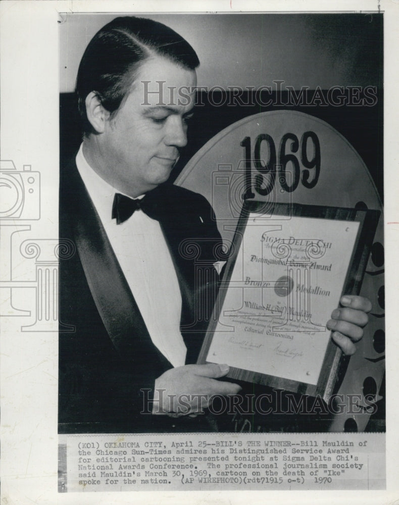 1970 Bill Mauldin Admires Distinguished Svc Award At Sigma Delta Chi - Historic Images