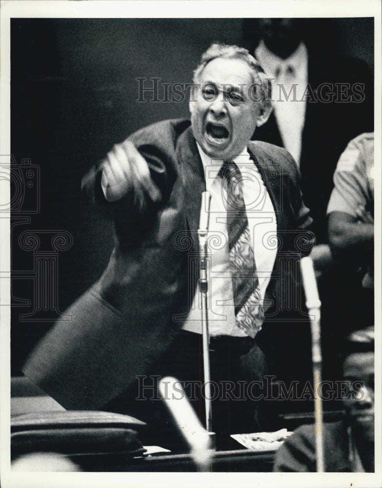 1986 Press Photo Chicago Alderman Bernard Stone Yells at Alderman Luis Gutierrez - Historic Images